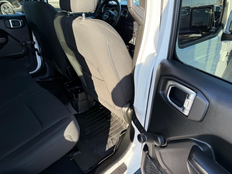 Jeep Wrangler Unlimited Vehicle Full-screen Gallery Image 11