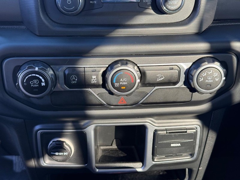 Jeep Wrangler Unlimited Vehicle Full-screen Gallery Image 24