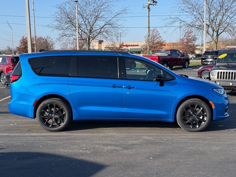 Chrysler Pacifica Vehicle Full-screen Gallery Image 2