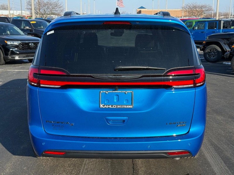 Chrysler Pacifica Vehicle Full-screen Gallery Image 4