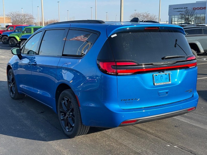 Chrysler Pacifica Vehicle Full-screen Gallery Image 5