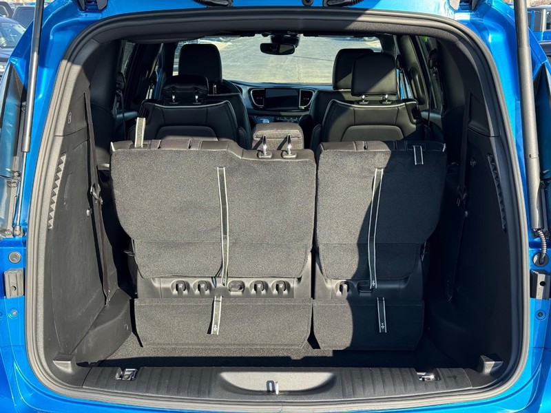 Chrysler Pacifica Vehicle Full-screen Gallery Image 7