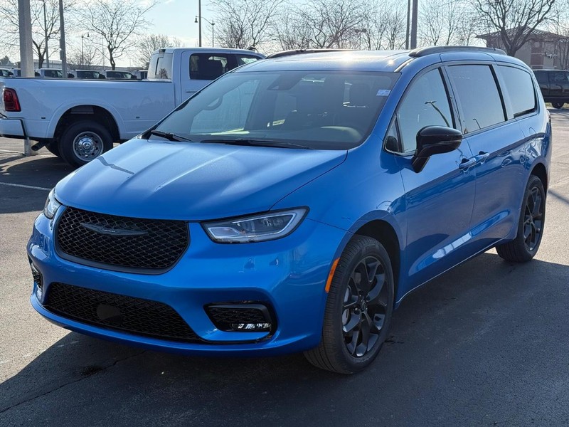 Chrysler Pacifica Vehicle Full-screen Gallery Image 9