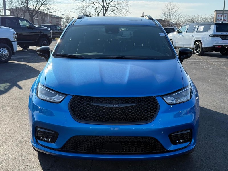 Chrysler Pacifica Vehicle Full-screen Gallery Image 10