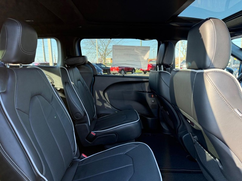 Chrysler Pacifica Vehicle Full-screen Gallery Image 11