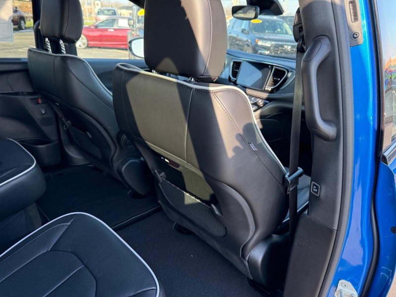 Chrysler Pacifica Vehicle Full-screen Gallery Image 12