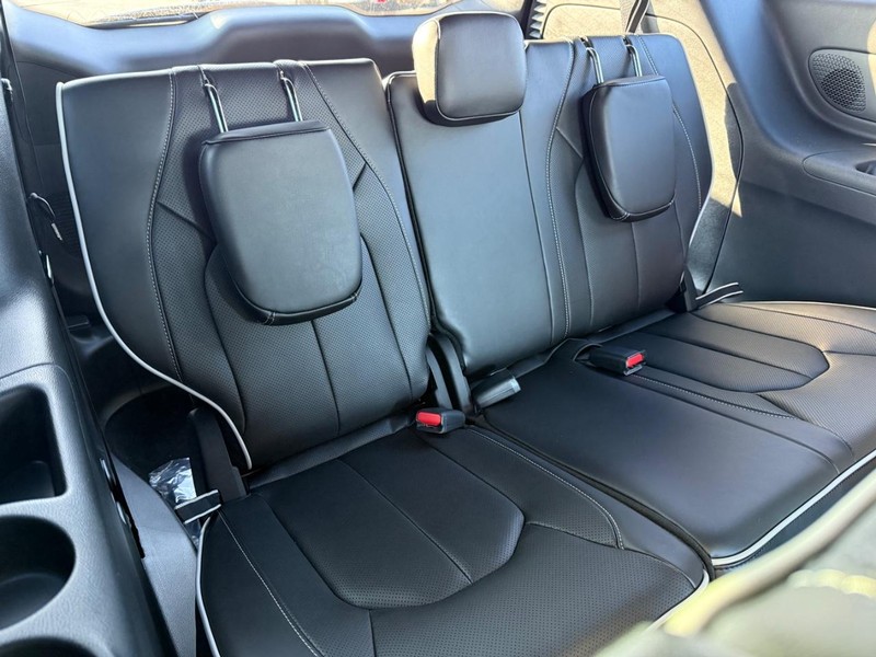 Chrysler Pacifica Vehicle Full-screen Gallery Image 13