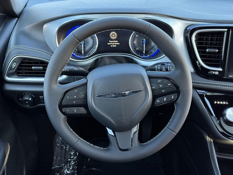 Chrysler Pacifica Vehicle Full-screen Gallery Image 16