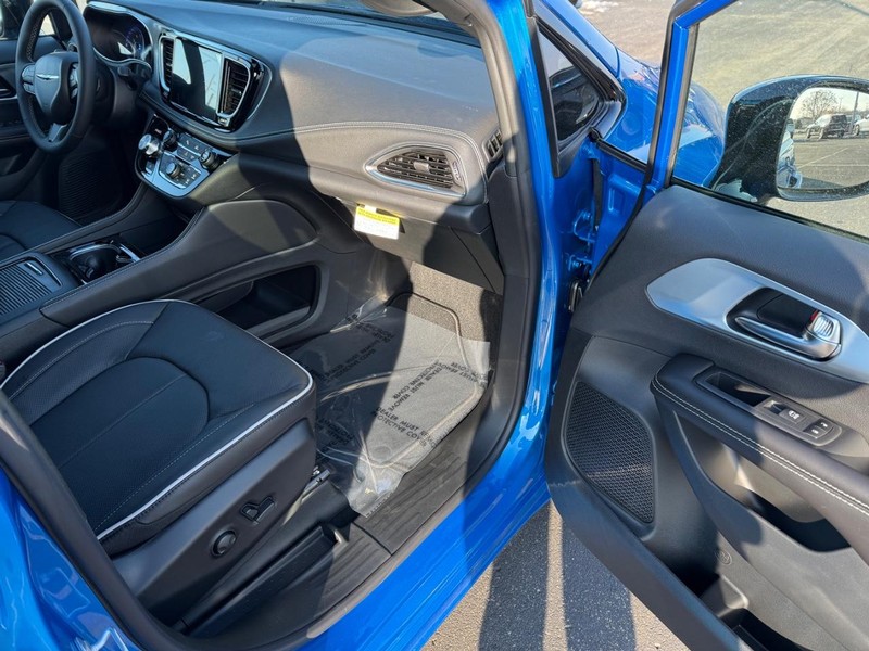 Chrysler Pacifica Vehicle Full-screen Gallery Image 17