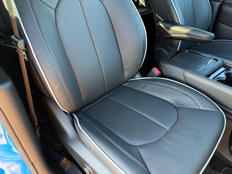 Chrysler Pacifica Vehicle Full-screen Gallery Image 18