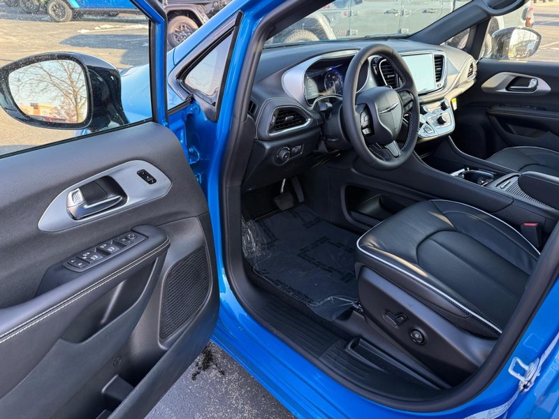 Chrysler Pacifica Vehicle Full-screen Gallery Image 19