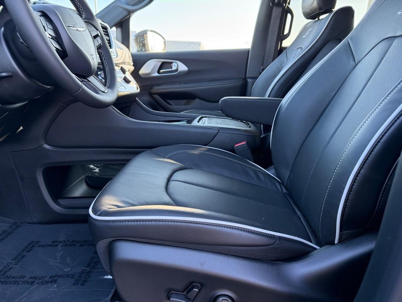 Chrysler Pacifica Vehicle Full-screen Gallery Image 20