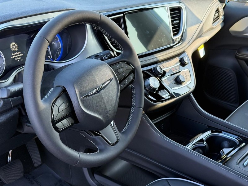 Chrysler Pacifica Vehicle Full-screen Gallery Image 21