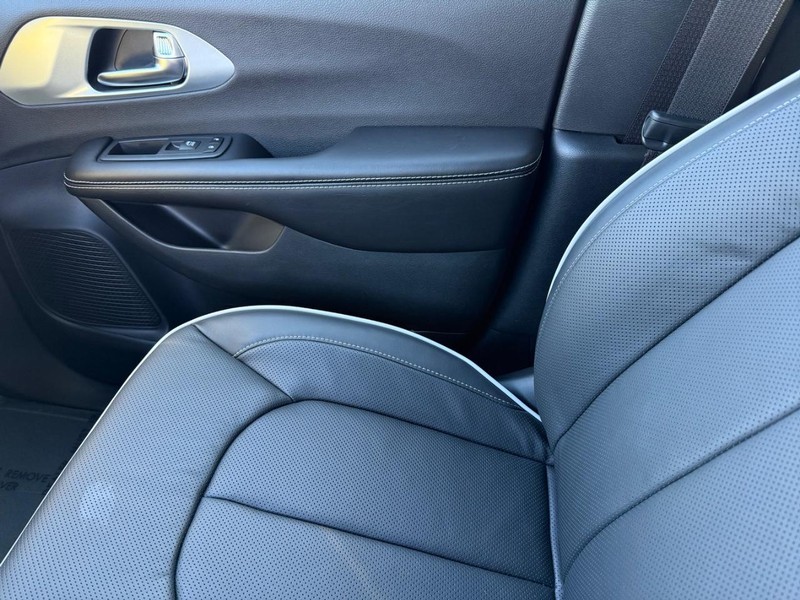 Chrysler Pacifica Vehicle Full-screen Gallery Image 29