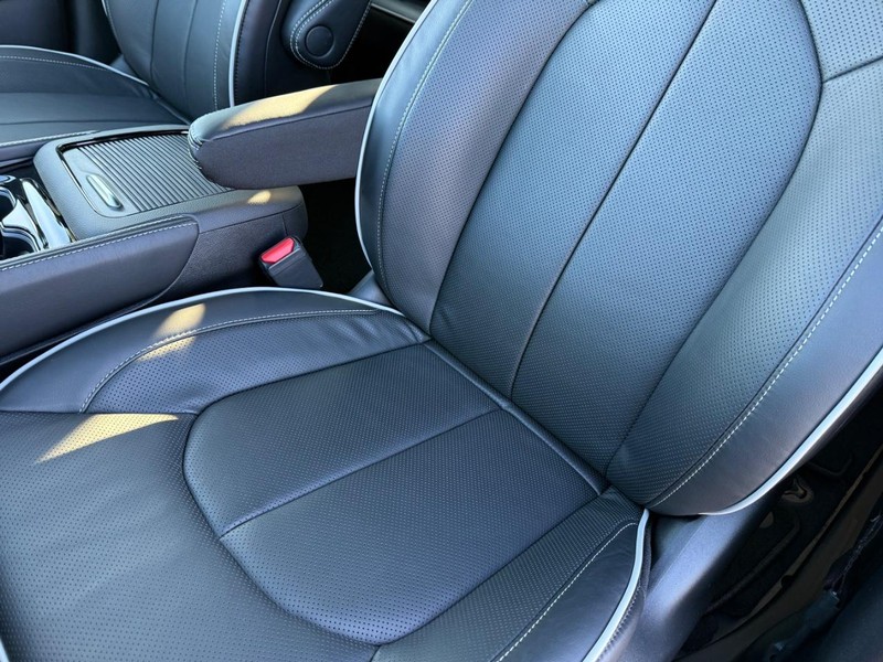 Chrysler Pacifica Vehicle Full-screen Gallery Image 32