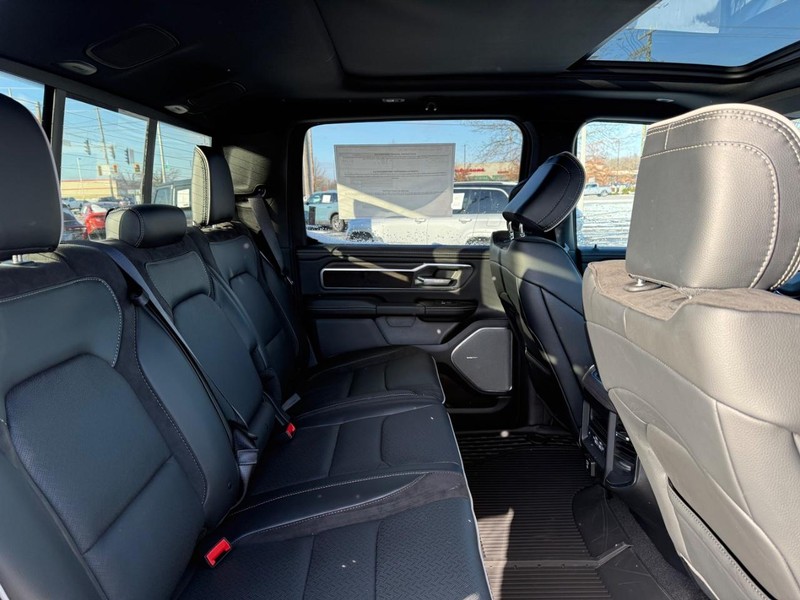 Ram 1500 Vehicle Full-screen Gallery Image 10