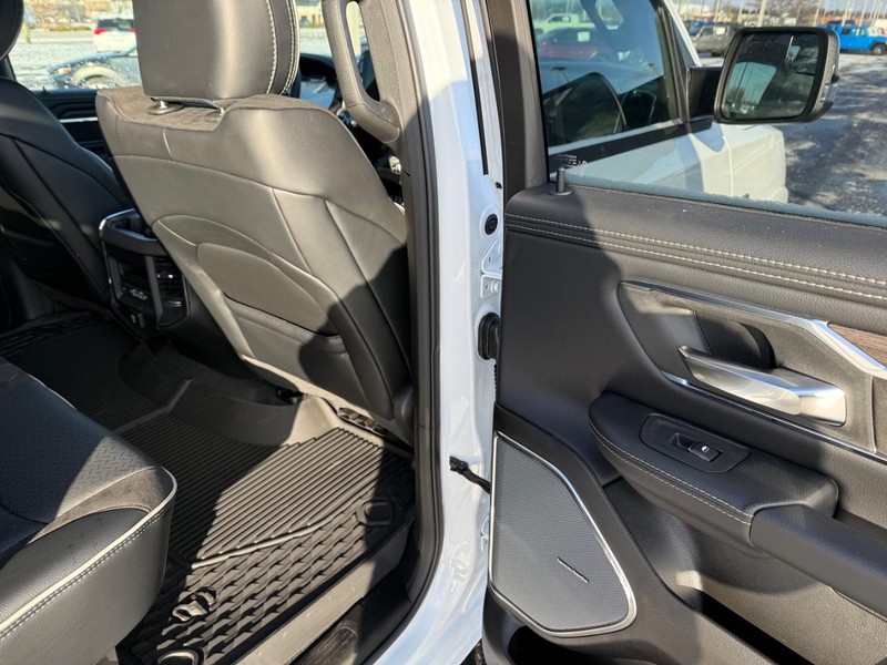 Ram 1500 Vehicle Full-screen Gallery Image 11