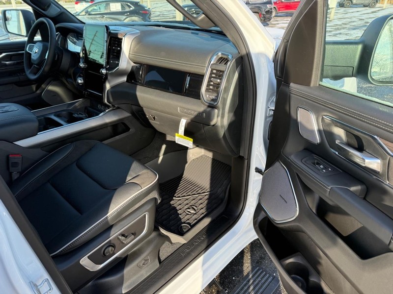 Ram 1500 Vehicle Full-screen Gallery Image 15