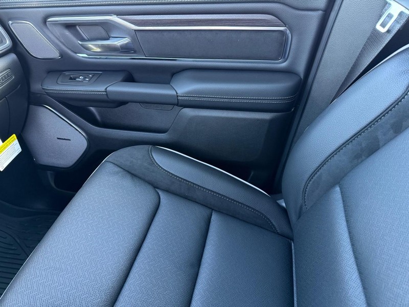 Ram 1500 Vehicle Full-screen Gallery Image 26