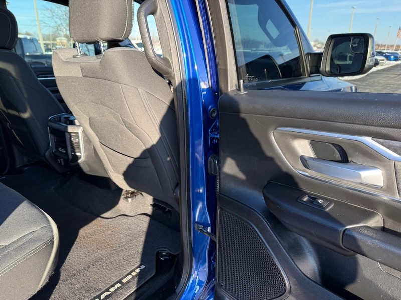 Ram 1500 Vehicle Full-screen Gallery Image 11