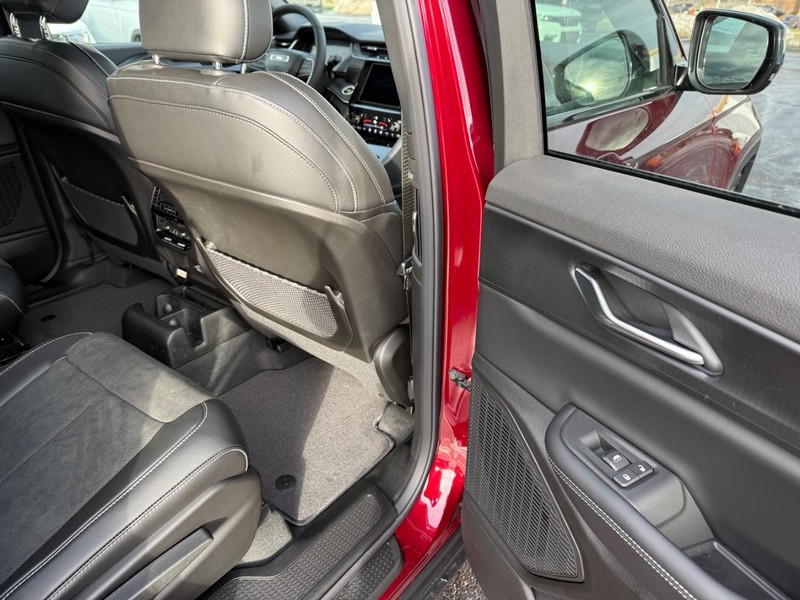 Jeep Grand Cherokee L Vehicle Full-screen Gallery Image 13