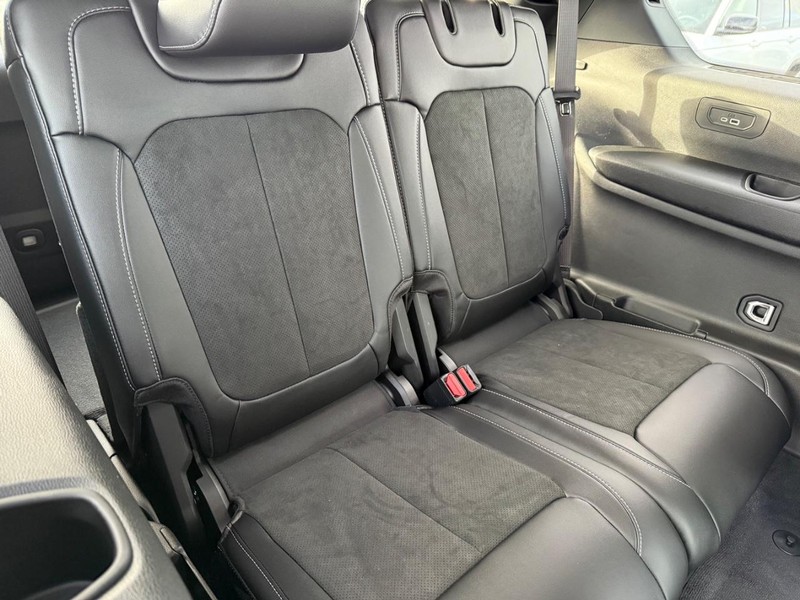 Jeep Grand Cherokee L Vehicle Full-screen Gallery Image 14