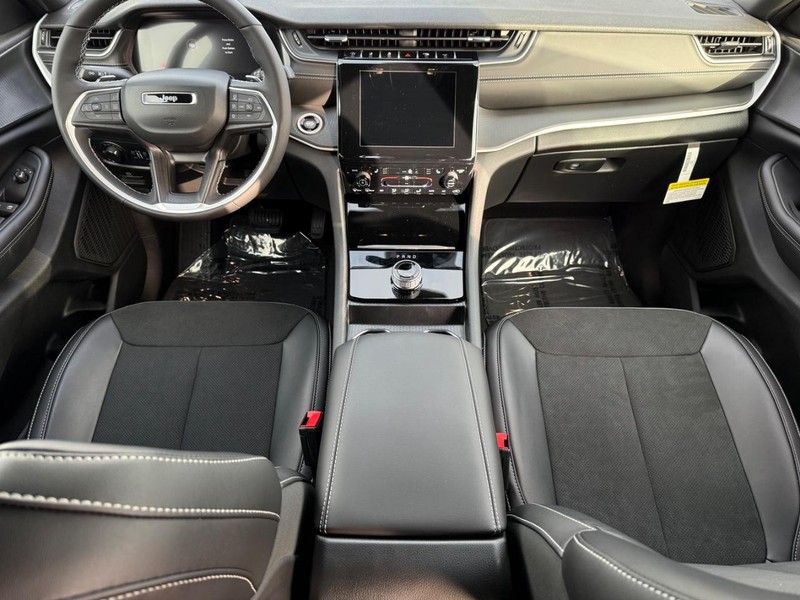 Jeep Grand Cherokee L Vehicle Full-screen Gallery Image 16