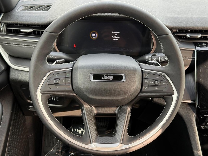 Jeep Grand Cherokee L Vehicle Full-screen Gallery Image 17