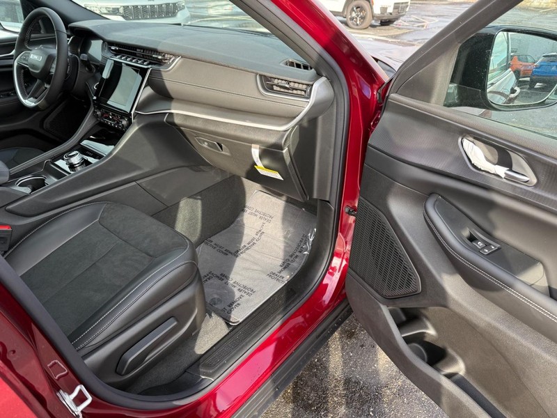 Jeep Grand Cherokee L Vehicle Full-screen Gallery Image 18