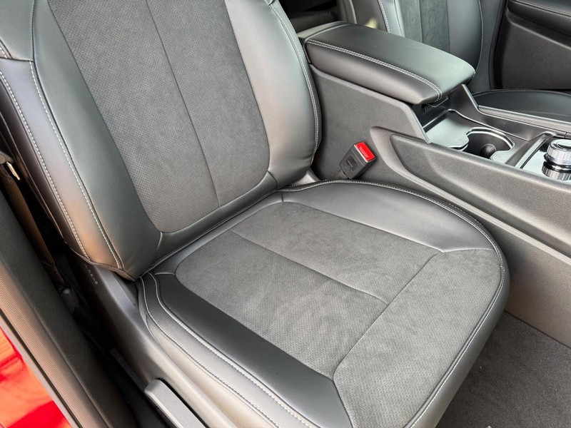 Jeep Grand Cherokee L Vehicle Full-screen Gallery Image 19