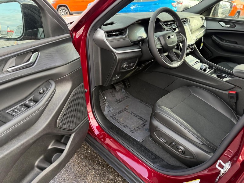 Jeep Grand Cherokee L Vehicle Full-screen Gallery Image 20