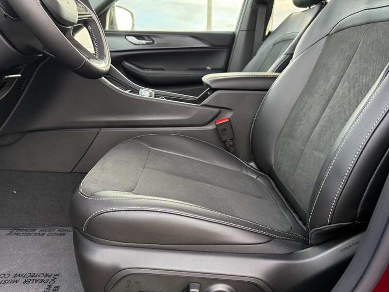 Jeep Grand Cherokee L Vehicle Full-screen Gallery Image 21