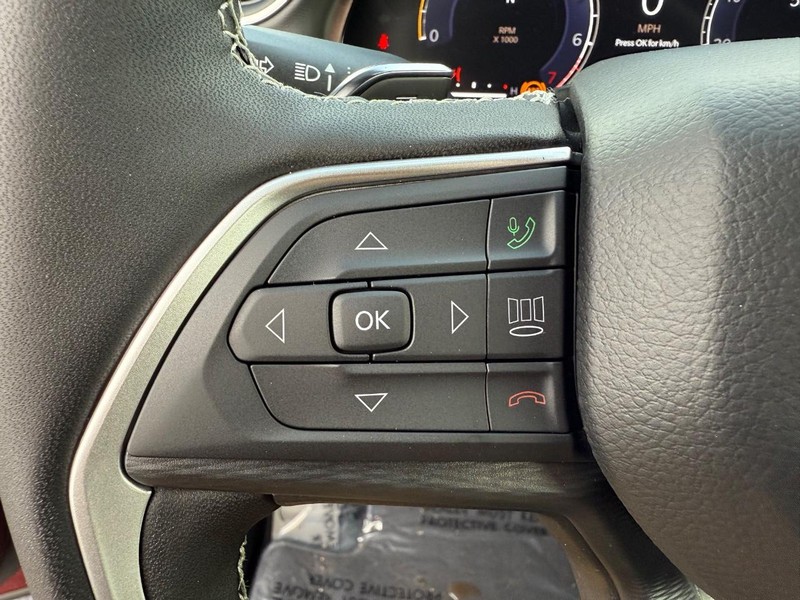 Jeep Grand Cherokee L Vehicle Full-screen Gallery Image 23