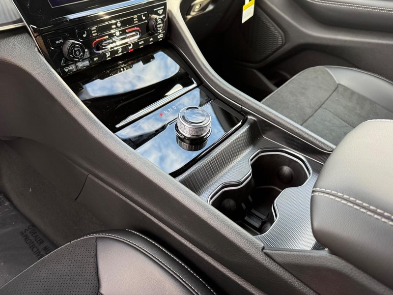 Jeep Grand Cherokee L Vehicle Full-screen Gallery Image 30