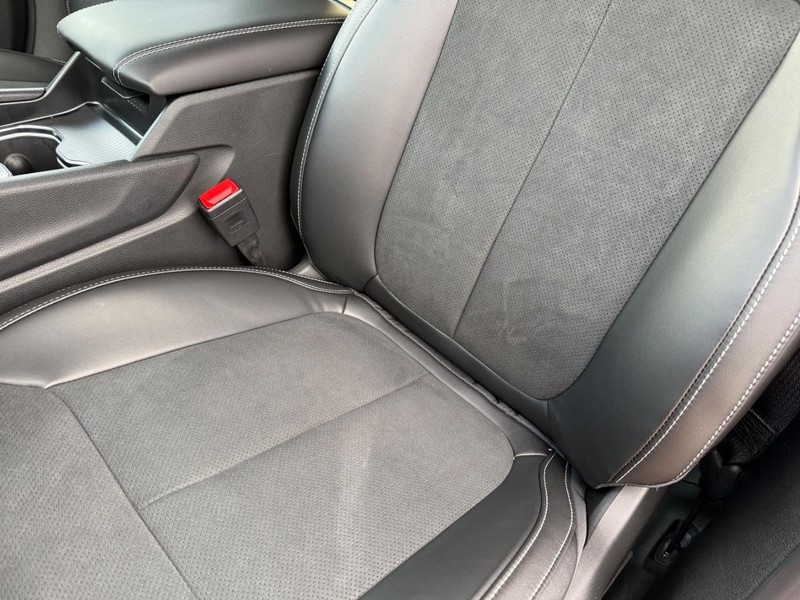 Jeep Grand Cherokee L Vehicle Full-screen Gallery Image 35