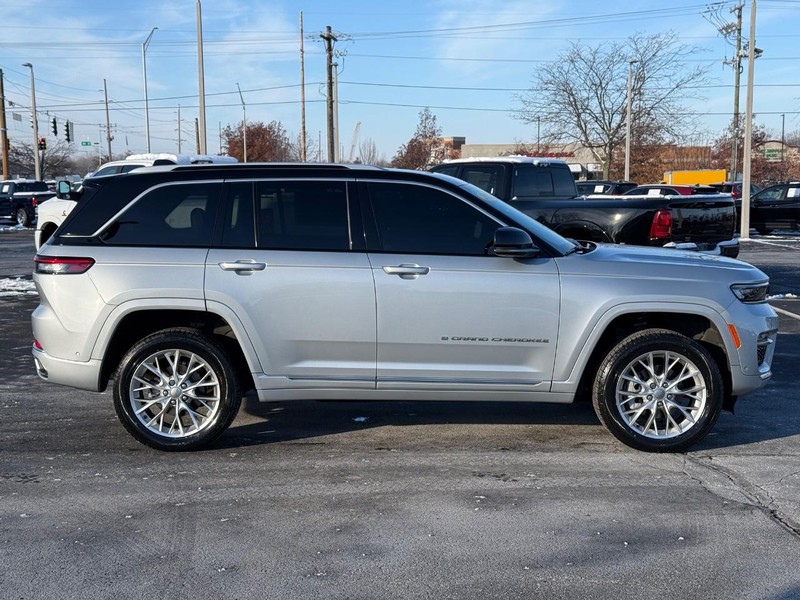 Jeep Grand Cherokee Vehicle Full-screen Gallery Image 2