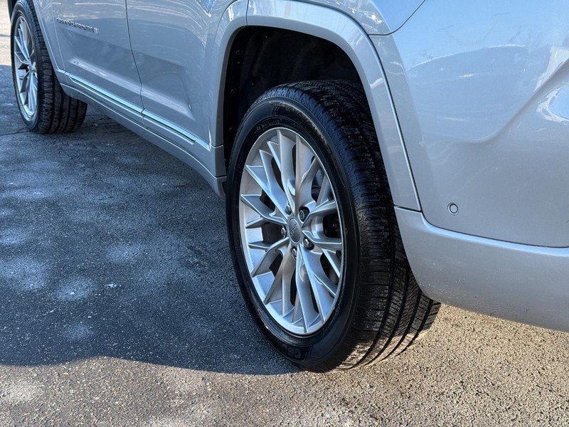 Jeep Grand Cherokee Vehicle Full-screen Gallery Image 6