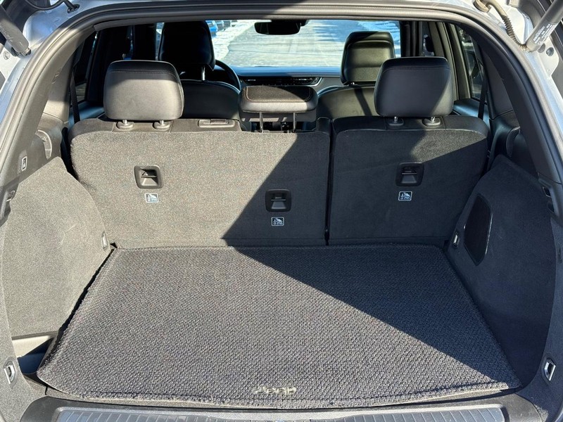 Jeep Grand Cherokee Vehicle Full-screen Gallery Image 7