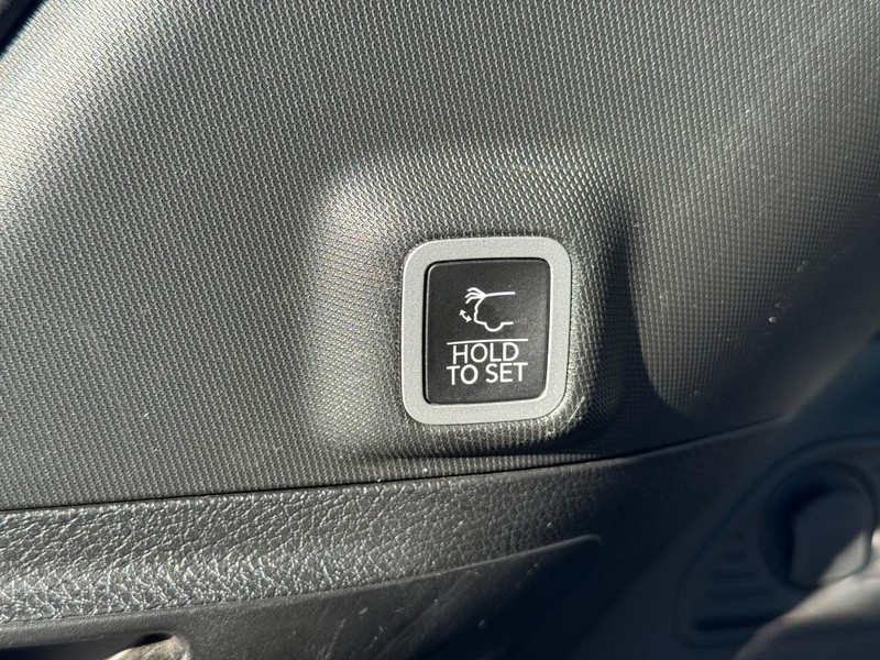 Jeep Grand Cherokee Vehicle Full-screen Gallery Image 8