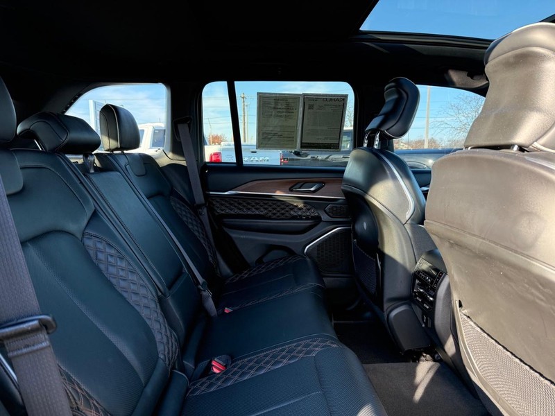 Jeep Grand Cherokee Vehicle Full-screen Gallery Image 11