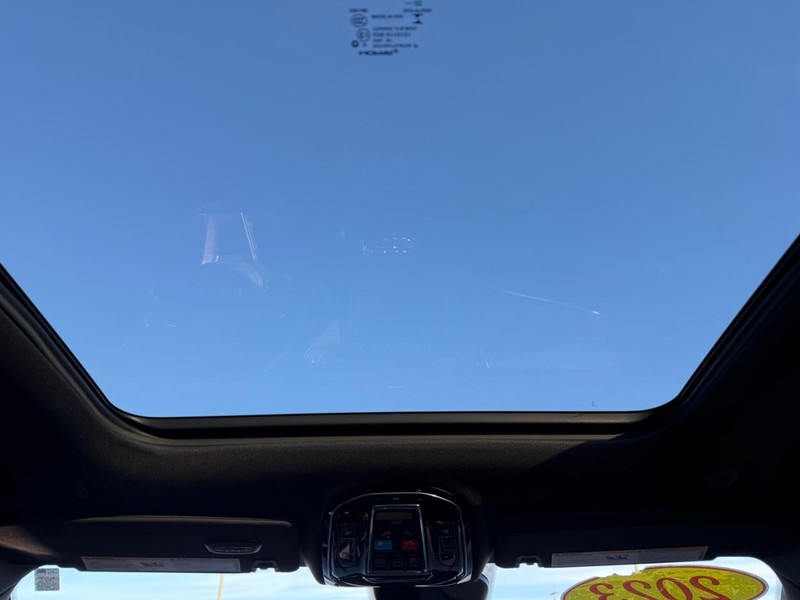 Jeep Grand Cherokee Vehicle Full-screen Gallery Image 13