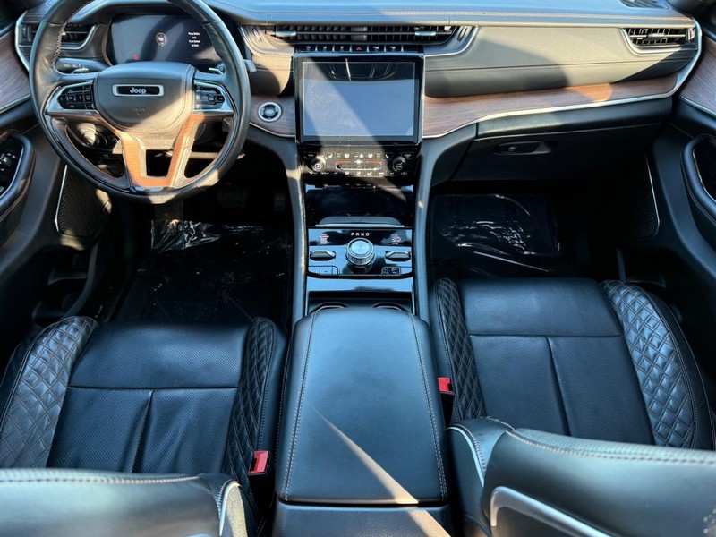 Jeep Grand Cherokee Vehicle Full-screen Gallery Image 14