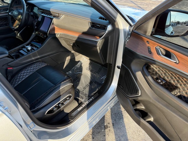 Jeep Grand Cherokee Vehicle Full-screen Gallery Image 16