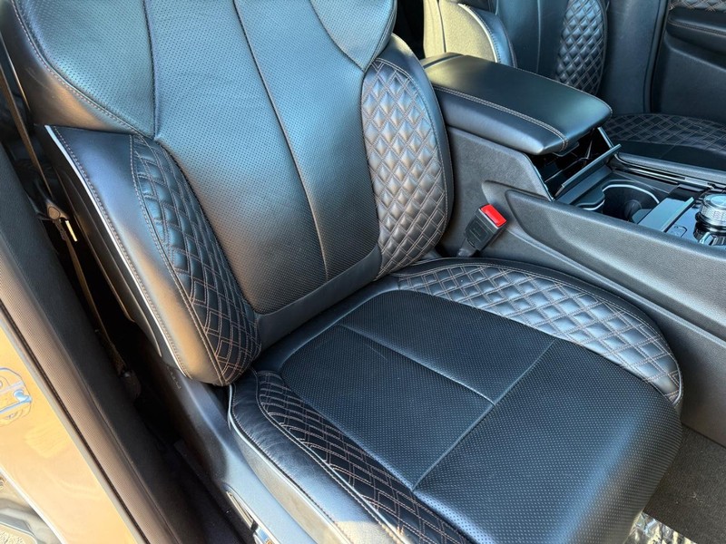 Jeep Grand Cherokee Vehicle Full-screen Gallery Image 17