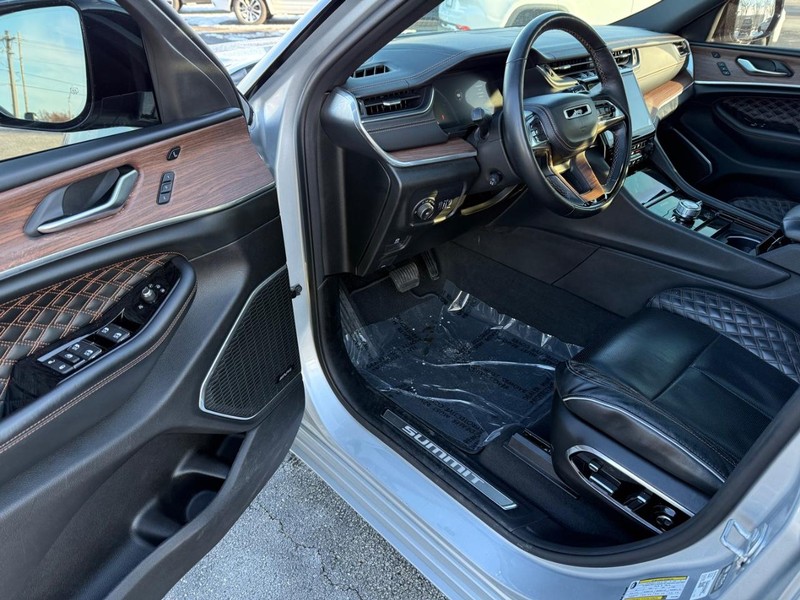 Jeep Grand Cherokee Vehicle Full-screen Gallery Image 18