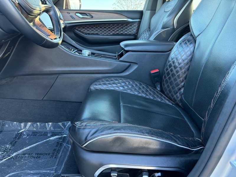 Jeep Grand Cherokee Vehicle Full-screen Gallery Image 19