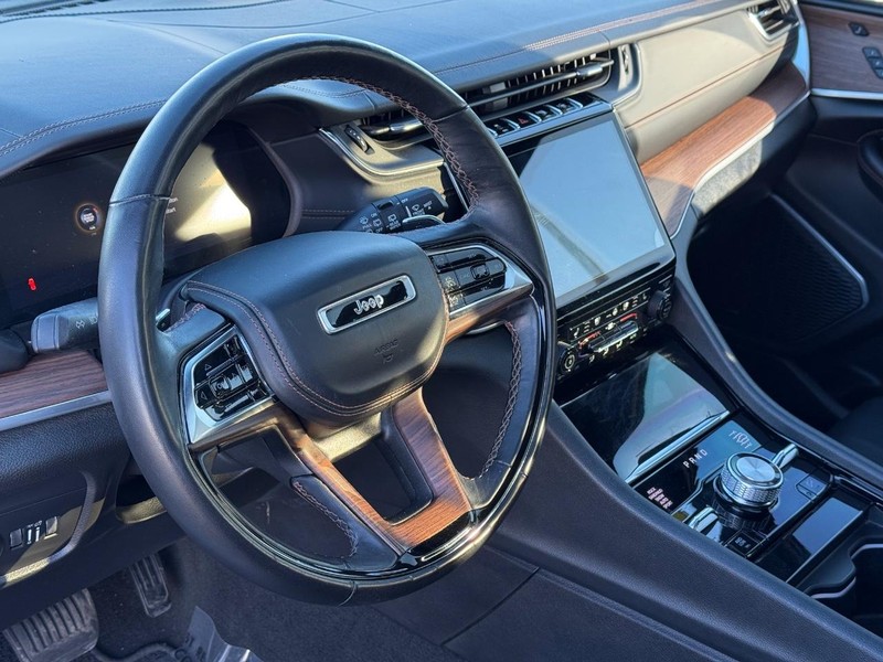 Jeep Grand Cherokee Vehicle Full-screen Gallery Image 20