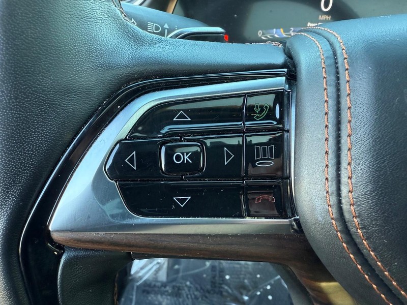 Jeep Grand Cherokee Vehicle Full-screen Gallery Image 21