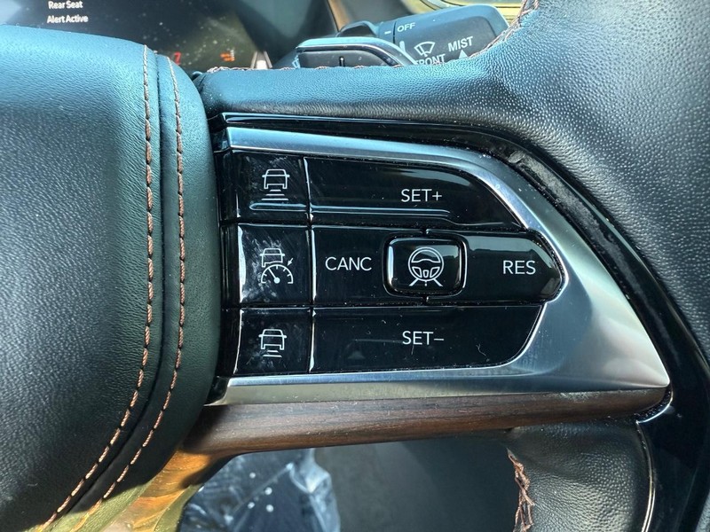 Jeep Grand Cherokee Vehicle Full-screen Gallery Image 22