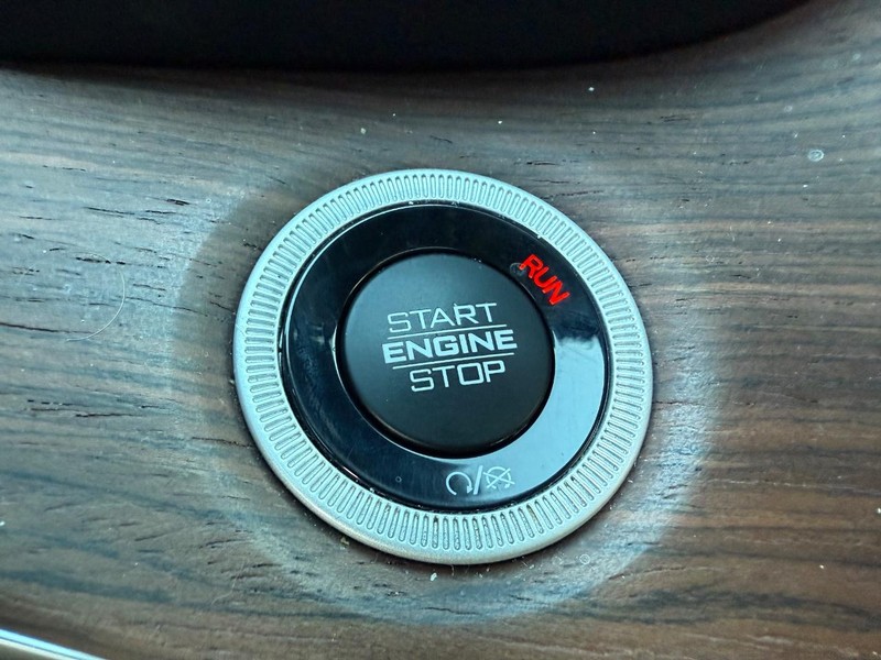 Jeep Grand Cherokee Vehicle Full-screen Gallery Image 23